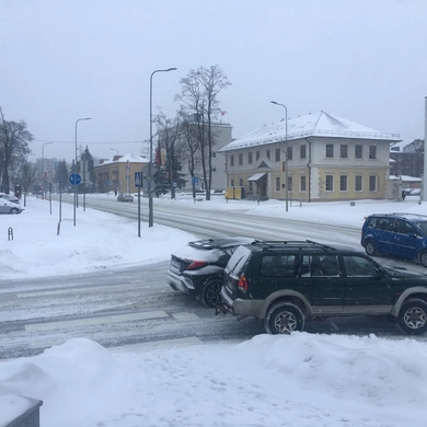 Keliuose yra slidžių ruožų