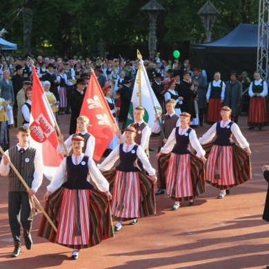 Kviečia į šeštadienį Jurbarke vykstančią dainų šventę