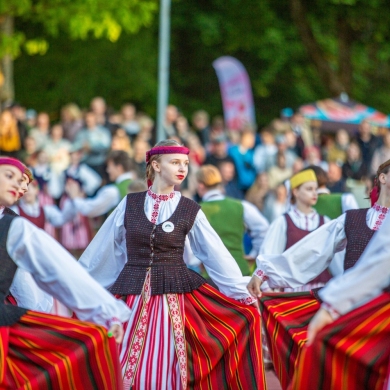 Kviečia į šeštadienį Jurbarke vykstančią dainų šventę