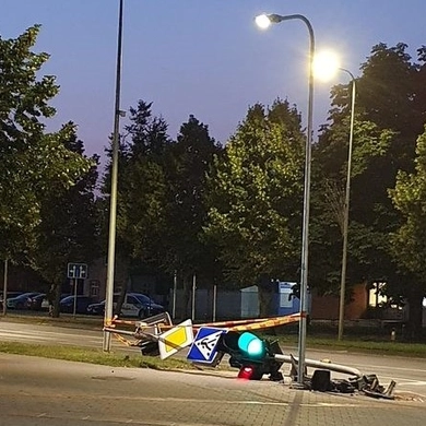 Neblaivūs važinėjo miesto gatvėmis, nuvertė šviesoforą
