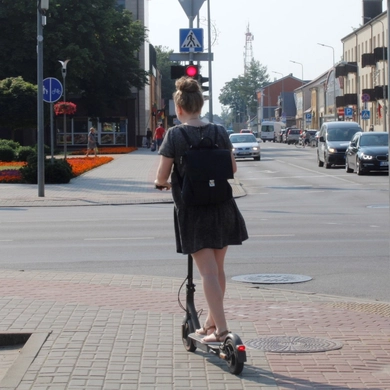 Nors negalima, bet elektrinius paspirtukus nuomojasi ir nepilnamečiai