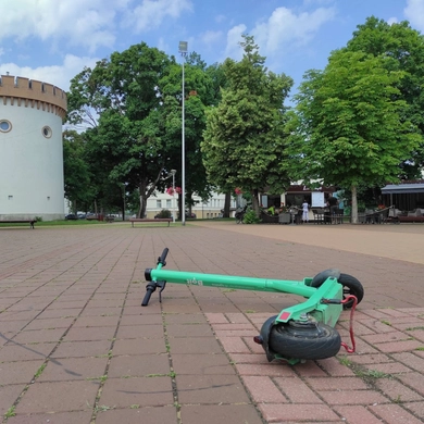 Nors negalima, bet elektrinius paspirtukus nuomojasi ir nepilnamečiai