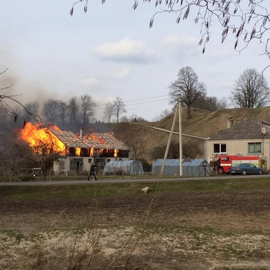 Pagramantyje degė ūkinis pastatas, ugnis persimetė ir ant tvarto