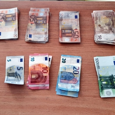 Panemunės kelio poste sulaikyti kontrabanda gabenti grynieji pinigai ir vaistiniai preparatai