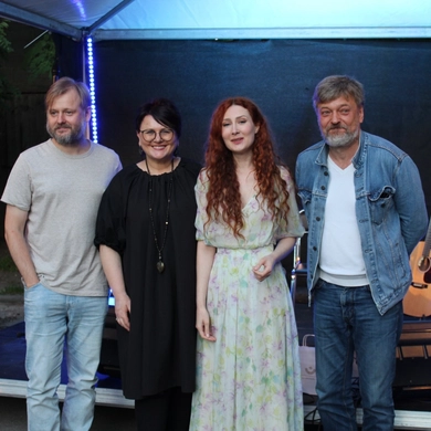 Poezijos ir bardų muzikos gerbėjus subūrė renginys „Prie garažų“