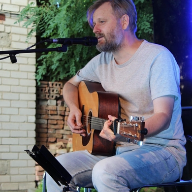 Poezijos ir bardų muzikos gerbėjus subūrė renginys „Prie garažų“