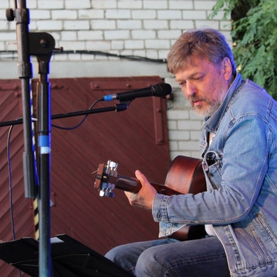 Poezijos ir bardų muzikos gerbėjus subūrė renginys „Prie garažų“