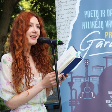 Poezijos ir bardų muzikos gerbėjus subūrė renginys „Prie garažų“