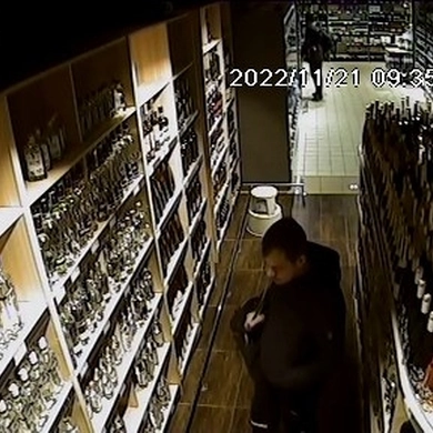 Policijos pareigūnai prašo atpažinti asmenis