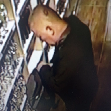 Policijos pareigūnai prašo atpažinti asmenis