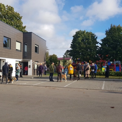 Prie bendruomenės namų šurmuliavo šeimos su augintiniais