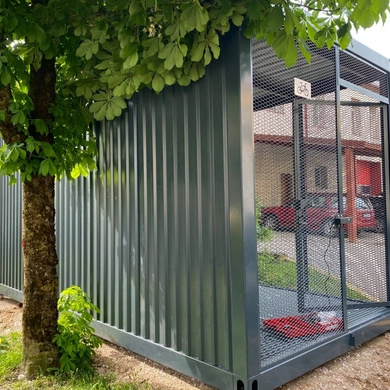 Prie miesto gaisrinės pastatyta dviračių saugykla