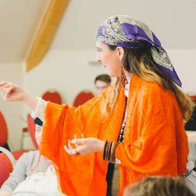 Renata Karvelis, burtai ir čiabukas