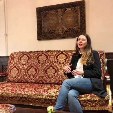 Renata Karvelis, burtai ir čiabukas