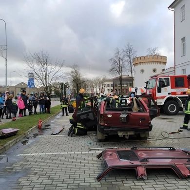 Sekmadienį prie pilies plušėjo specialiosios tarnybos – vyko avarijos inscenizacija