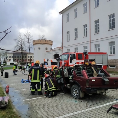 Sekmadienį prie pilies plušėjo specialiosios tarnybos – vyko avarijos inscenizacija