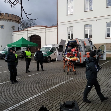 Sekmadienį prie pilies plušėjo specialiosios tarnybos – vyko avarijos inscenizacija
