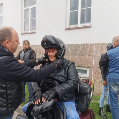 Sunku patikėti, bet tiesa: iš ratukų – ant motociklo
