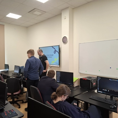 Tauragės rajono mokyklose šurmuliuoja įvadinės „Airtech“ dronų pamokos 