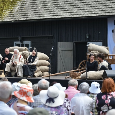 Teatras po atviru dangumi – tarp Baublių ir ąžuolų