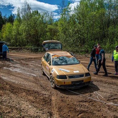 Trasa lyderiams buvo negailestinga – automobiliai virto ir gedo