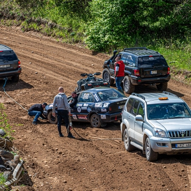 Trasa lyderiams buvo negailestinga – automobiliai virto ir gedo