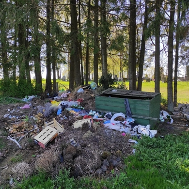Už jaukių Vaitimėnų kapinaičių tvoros – pribloškiantis šiukšlynas