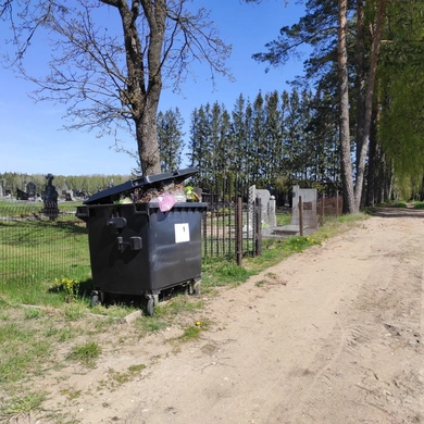 Už jaukių Vaitimėnų kapinaičių tvoros – pribloškiantis šiukšlynas