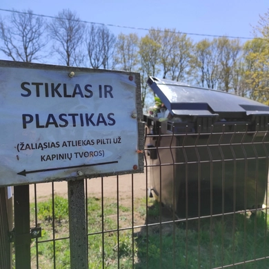 Už jaukių Vaitimėnų kapinaičių tvoros – pribloškiantis šiukšlynas