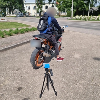 Už motociklais ir automobiliais viršytą triukšmo lygį skirtos baudos