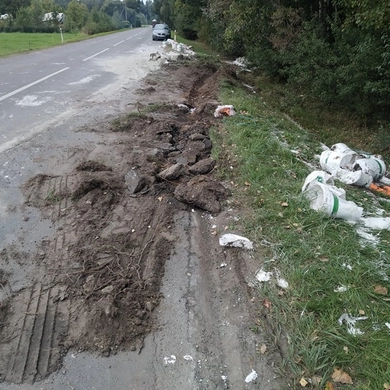 Vairuokite atsargiai: į Kunigiškius vedančiame kelyje vis dar šalinami avarijos padariniai