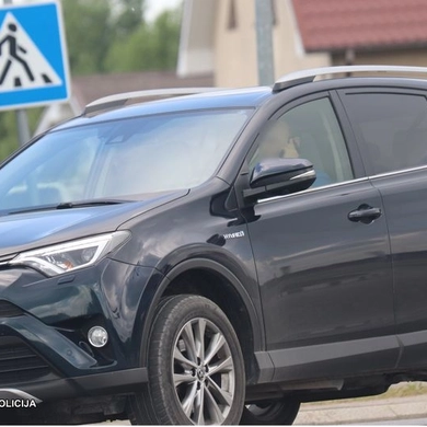 Vairuotojai vis dar neatsisako įpročio kalbėti telefonu prie vairo