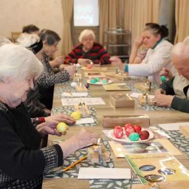 Velykų belaukiant: kiaušinių marginimo tradicijos, edukacijos ir vaško kvapas