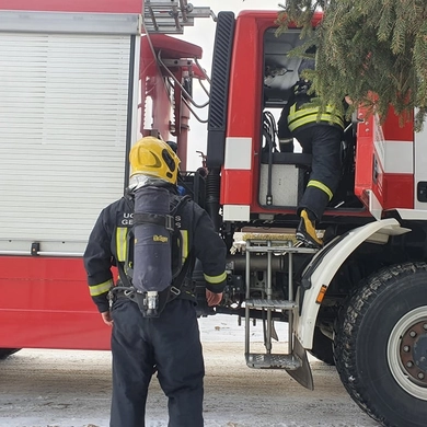 Vidurdienį ugniagesiai gelbėtojai iškviesti į Akacijų gatvę