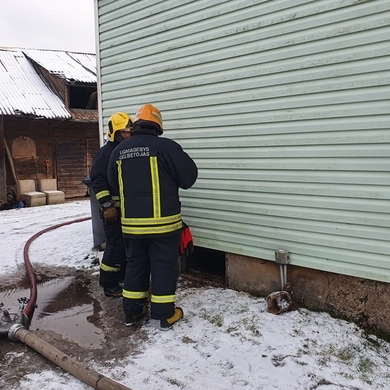 Vidurdienį ugniagesiai gelbėtojai iškviesti į Akacijų gatvę