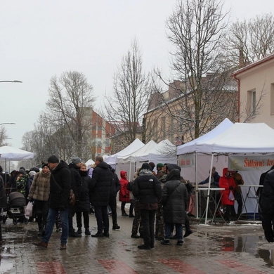 Žiemiškas oras tauragiškių negąsdina – mugėje Bažnyčių gatvėje pilna žmonių