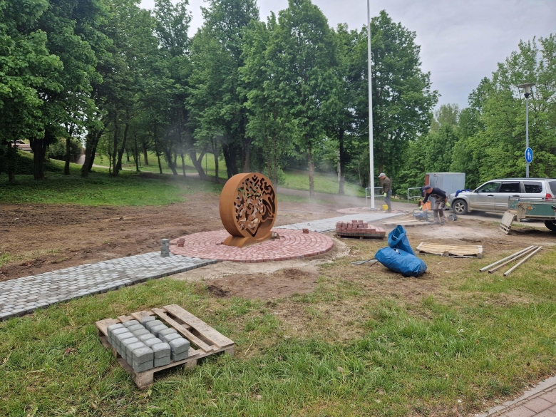 Klojamas takas prie „Gyvybės rato“ skulptūros