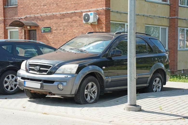 Praneškite apie pastebėtas be priežiūros paliktas eksploatuoti netinkamas transporto priemones