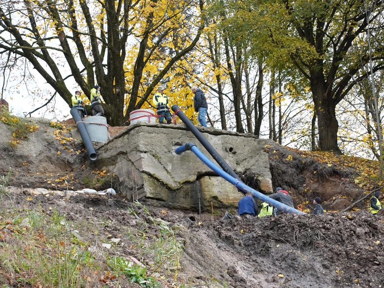 Prasidėjo nuošliaužos laikinojo sutvirtinimo darbai Jūros krantinėje